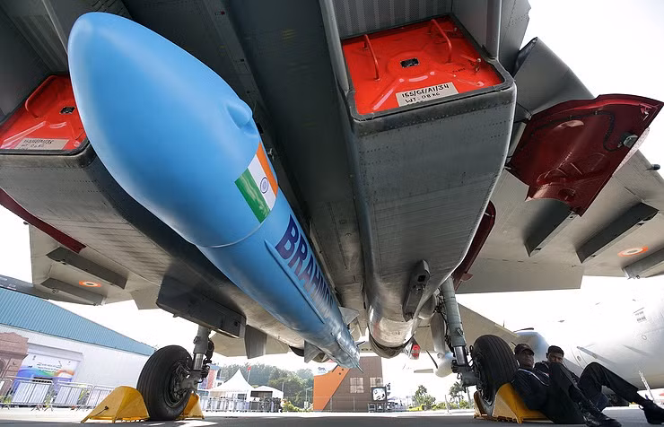 Tên lửa BrahMos của Ấn Độ có khả năng tương thích với Su-30MKI của nước này. Rất có thể BrahMos cũng sẽ tương thích với cả Su-30MK2V.
