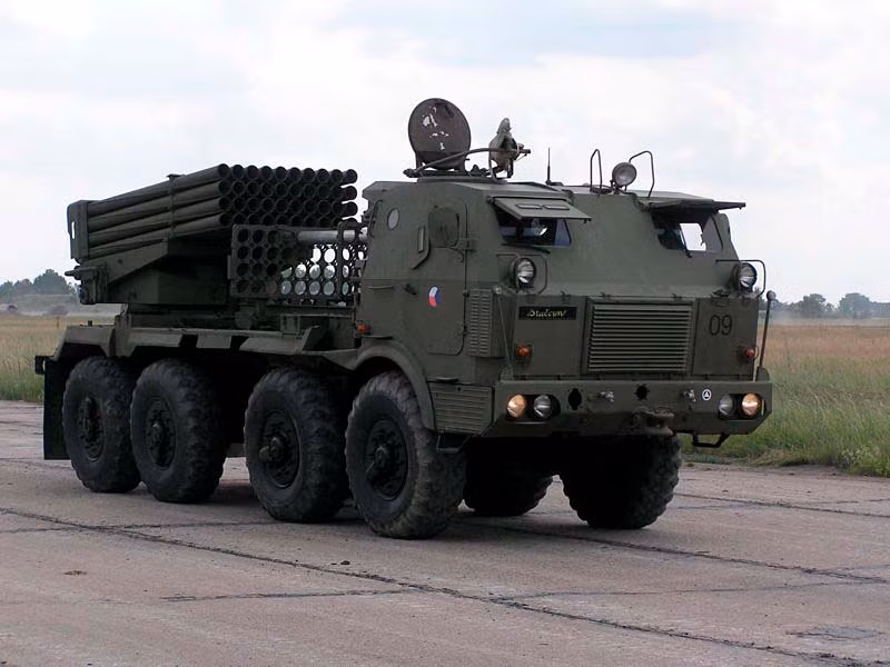 Ra đời từ năm 1972 tới nay, pháo phản lực phóng loạt MR-70 do Tiệp Khắc thiết kế hiện đang là một trong những loại vũ khí hiện đại nhất của pháo binh Campuchia. Nguồn ảnh: Defence.