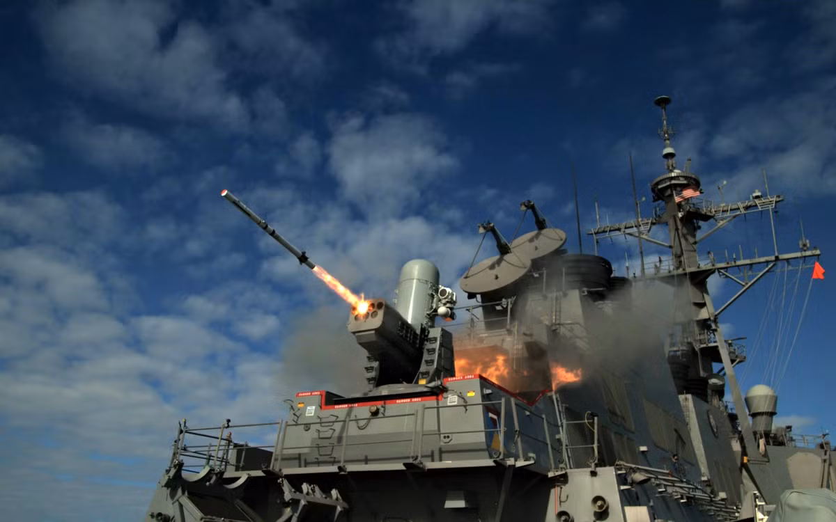 Ngoài việc có thể mang theo tối đa 90 quả Tomahawk, các tàu thuộc lớp Arleigh Burke của Mỹ còn được trnag bị 2 dàn phóng tên lửa chống hạm Mk 141, 1 khẩu pháo 127mm, 2 khẩu 25mm, 4 khẩu 12,7mm và 2 khẩu pháo cao tốc Phalanx. Nguồn ảnh: USNI.