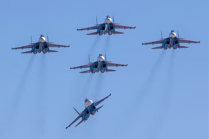 Một bài đồng diễn của đội bay Nhũng Kỵ Sĩ Nga với các chiến đấu cơ Su-30SM. Nguồn ảnh: TASS.