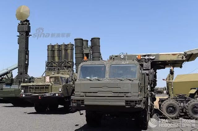 Có tên mã NATO là SA-21 Growler, tổ hợp tên lửa phòng không S-400 của Nga hiện tại có giá khoảng 400 triệu USD cho mỗi một tiểu đoàn. Một tiểu đoàn tên lửa S-400 sẽ bao gồm 8 xe phóng, 112 tên lửa, các xe chỉ huy và xe hỗ trợ. Nguồn ảnh: RIA.