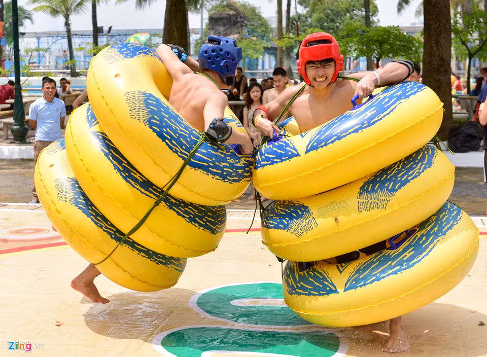 Các trận đấu "sumo phao" diễn ra khá hấp dẫn. Người thua cuộc được xác định khi bị húc ngã hoặc bị đẩy ra khỏi vòng tròn.