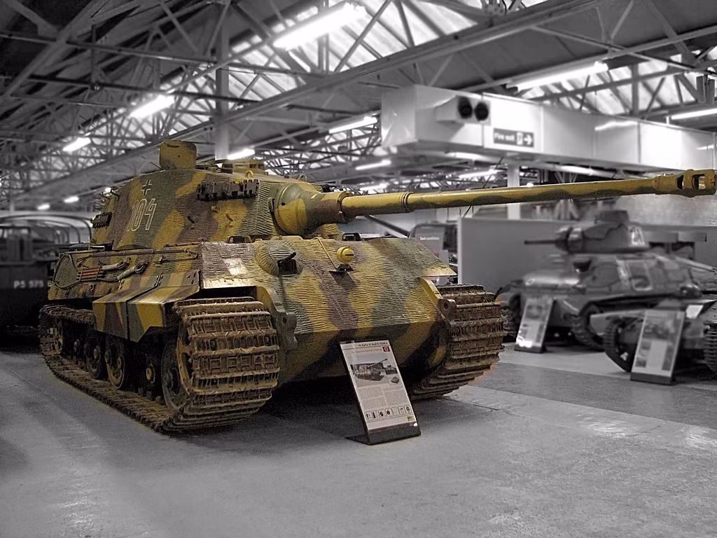 Điều này khiến kíp lái của xe tăng Tiger II đặc biệt là tài xế phải cực kỳ vất vả khi điều khiển chiếc xe tăng này do hệ thống trợ lực không cung cấp đủ lực hỗ trợ cho việc sang số và xoay tay lái một cách đơn giản như trên chiếc Panther. Nguồn ảnh: Messe.