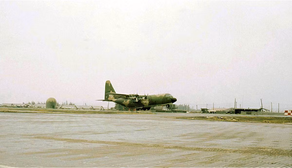 Vận tải cơ C-130 khi cất cánh chỉ cần đường băng dài tối thiểu 600 mét, khi hạ cánh chỉ cần đường băng dài tối thiểu 400 mét. Nguồn ảnh: Flickr.