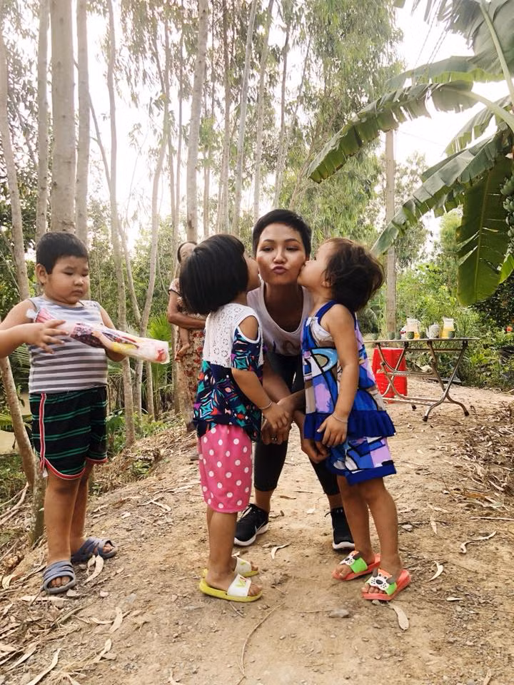 Khi đến thăm bà con tại Long An, các bé cũng chạy tới ôm hôn H’Hen Niê để bày tỏ sự yêu mến.