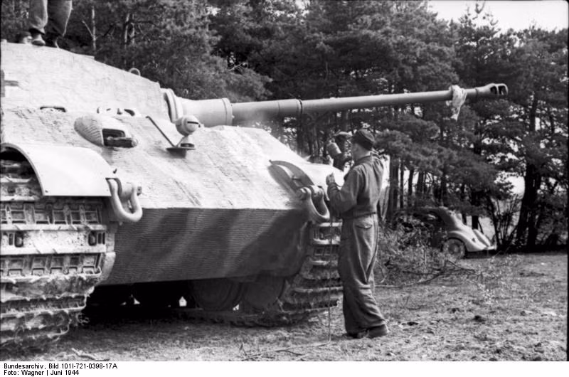 Việc sử dụng chung hệ thống chuyển động này cũng khiến xe tăng Tiger II có độ tin cậy không cao giống như chiếc Panther trước đó. Xe thường xuyên bị hỏng vặt, đặc biệt là hệ thống động cơ. Ngoài ra quá trình bảo dưỡng của xe cũng kéo dài và cực kỳ tốn kém. Nguồn ảnh: WW2.
