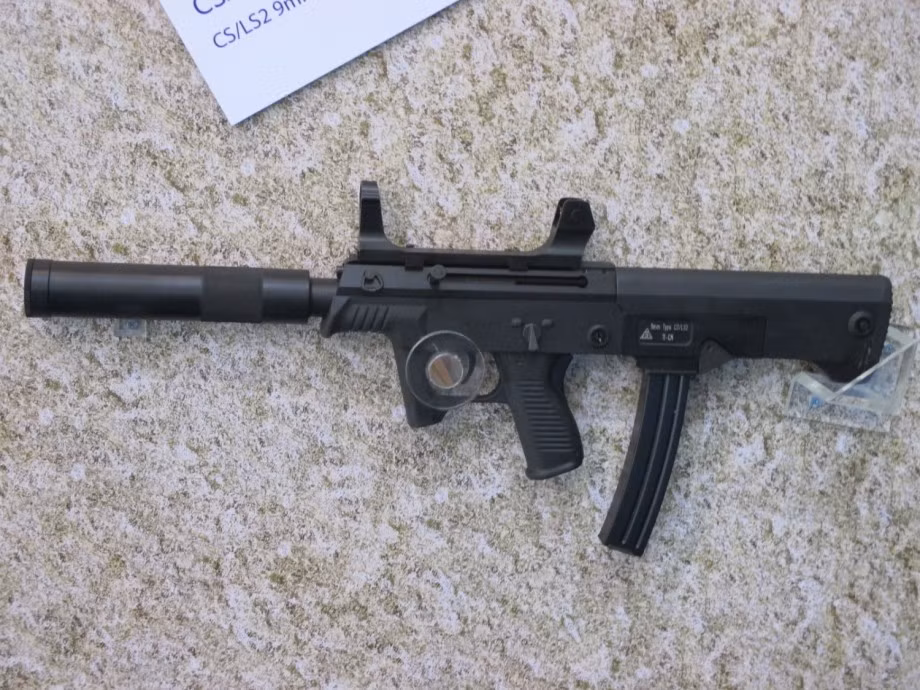 Tiểu liên bullpup QCW-05 có tốc độ bắn tối đa 900 viên trên phút, với loại đạn 5,8x21mm, khẩu súng này có sơ tốc đầu nòng khoảng 150 mét trên giây và tầm bắn hiệu quả chỉ khoảng 200 mét. Nguồn ảnh: Wiki.