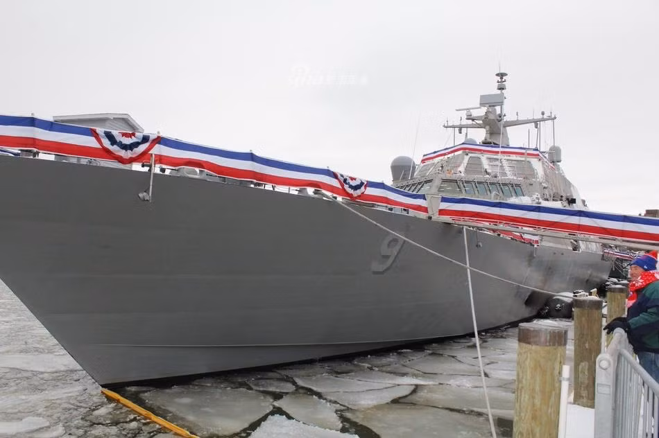 USS Little Rock (LCS-9) là tàu chiến đấu ven bờ được đóng theo lớp Freedom của Mỹ, hạ thủy từ năm 2015 và mới gia nhập biên chế Hải quân Mỹ hôm 16/12/2017 vừa rồi. Ngay sau khi nhập biên, con tàu này đã bị "nhốt" ở cảng Montreal của Canada do thời tiết chuyển biến quá xấu. Nguồn ảnh: Sina.