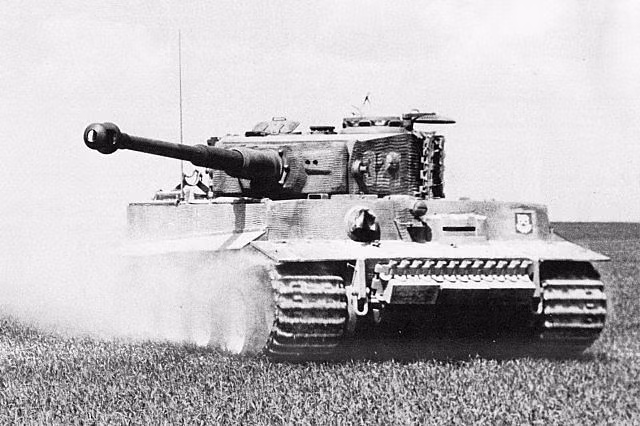 Tuy vậy, chính vì hiện đại quá nên Tiger lại rất hay lỗi vặt, nặng nề và càng về cuối chiến tranh càng tỏ ra lép vế trước hàng đàn xe tăng mang quốc tịch Liên Xô. Nguồn ảnh: Pinterest.