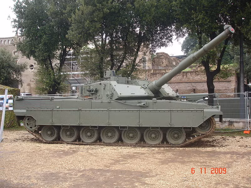 Tốc độ tối đa mà xe tăng C1 Ariete có thể đạn được là 70 km/h trên đường tốt. Tầm hoạt động tối đa của chiếc xe tăng này là 600 km và có khả năng vượt địa hình được đánh giá là vượt trội dù nó khá nặng nề. Nguồn ảnh: Wiki.