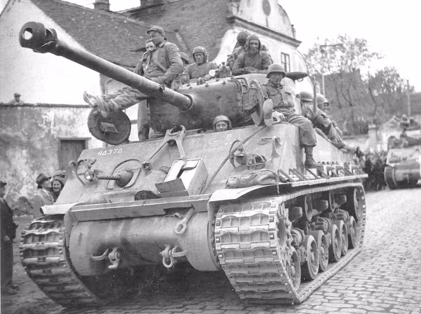Mang trong mình tư duy thiết kế của người Mỹ, xe tăng M4 Sherman có nội thất với ghế bọc da, chân côn trợ lực, hệ thống giảm xóc tốt, khoang lái rộng rãi,... mang lại sự thoải mái nhất cho toàn bộ kíp chiến đấu ngồi trong. Bản thân lính lái xe tăng Liên Xô cũng khẳng định, lái chiếc M4 Sherman giống như đi trên một chiếc xe hơi hạng sang, thay vì cảm giác ngồi trên máy cày như khi họ lái chiếc T-34. Nguồn ảnh: WWII.