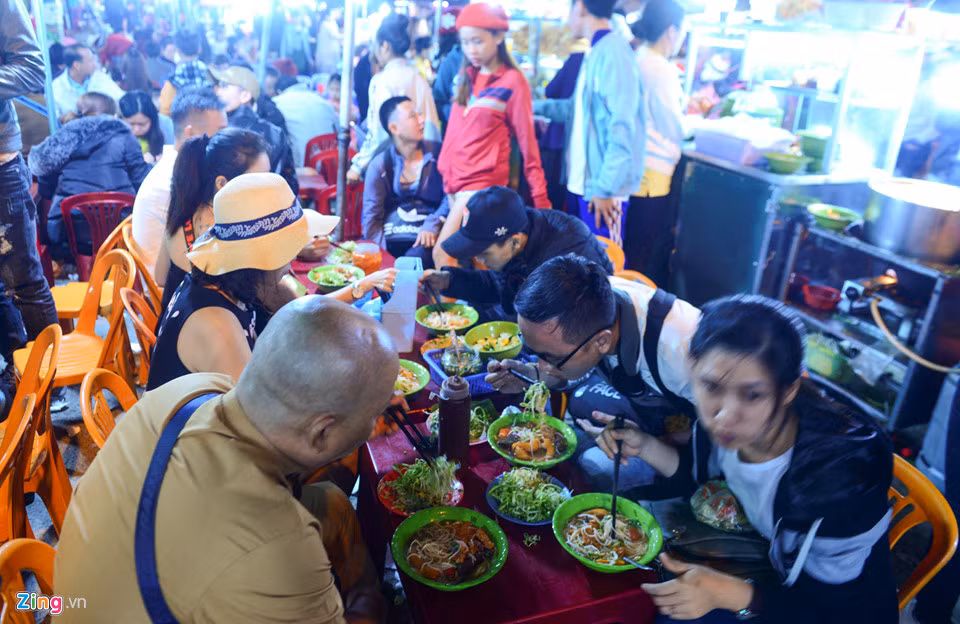 Các quầy hàng ăn uống nơi đây vẫn giữ giá như ngày thường.