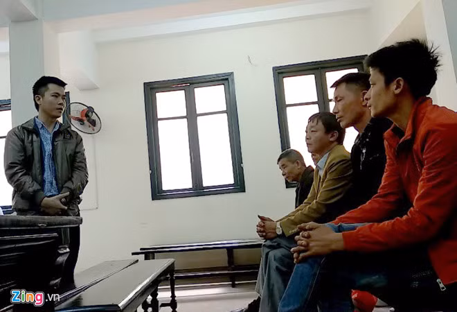 Bị cáo là cựu công an quay xuống xin lỗi các bị hại tại tòa. Ảnh: H.L. Bị cáo là cựu công an quay xuống xin lỗi các bị hại tại tòa. Ảnh: H.L.