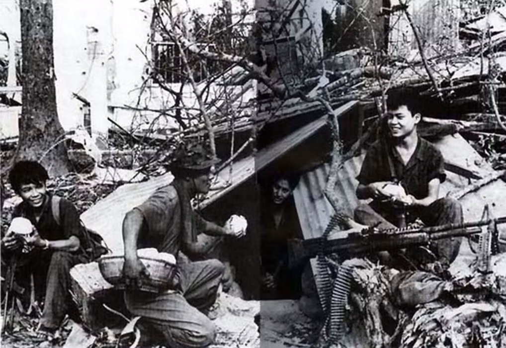 Quân giải phóng chiến đấu trong Thị xã Quảng Trị, tận dụng cả vũ khí chiến lợi phẩm thu được của đối phương để chiến đấu. Nguồn ảnh: Flickr.