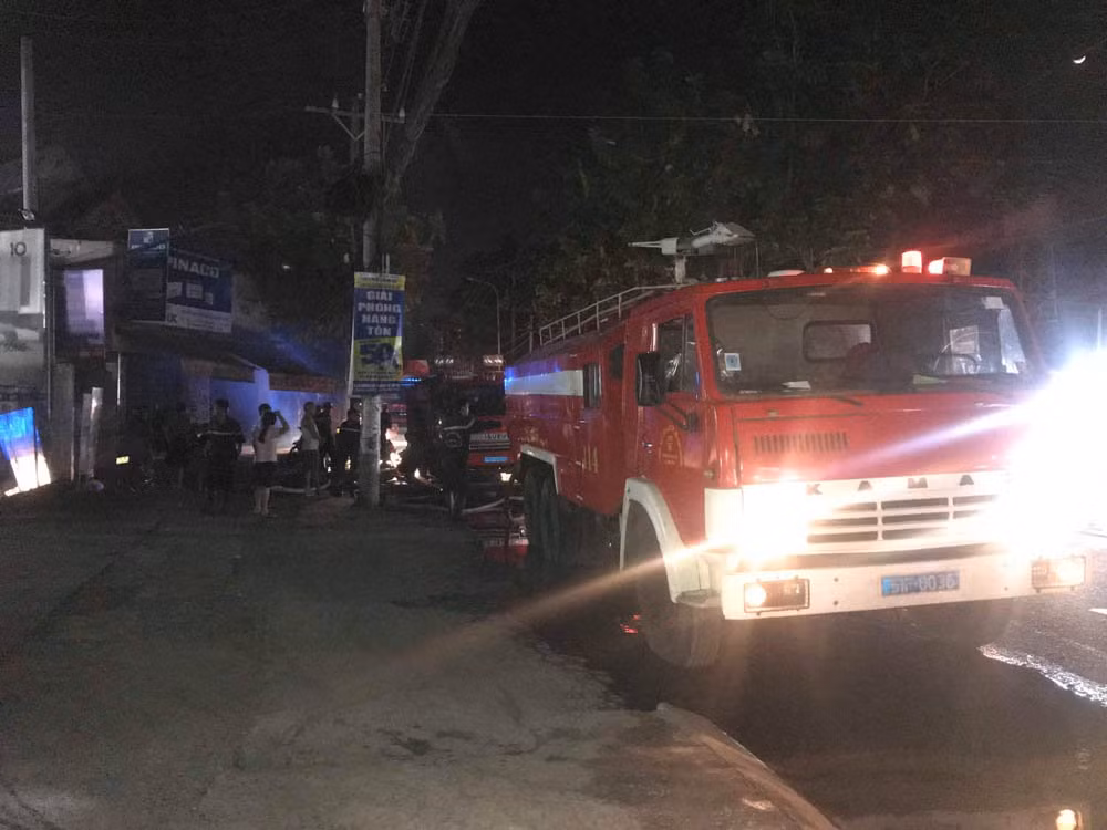 Sau 3 giờ bùng cháy, ngọn lửa vẫn chưa được không chế. Sau 3 giờ bùng cháy, ngọn lửa vẫn chưa được không chế.