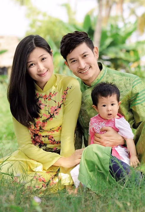 Gia đình hạnh phúc của Huy Khánh và Mạc Anh Thư.