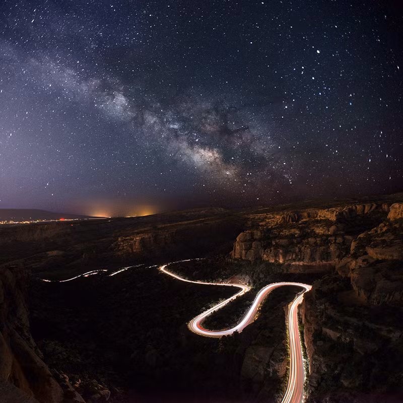 Rim Rock, Colorado, Mỹ: Nếu đã chán tuyết và rừng, bạn có thể chọn cung đường đi xuyên sa mạc này. Nên chuẩn bị hành trang thật kỹ vì không hề có trạm nghỉ nào giữa đường cả.