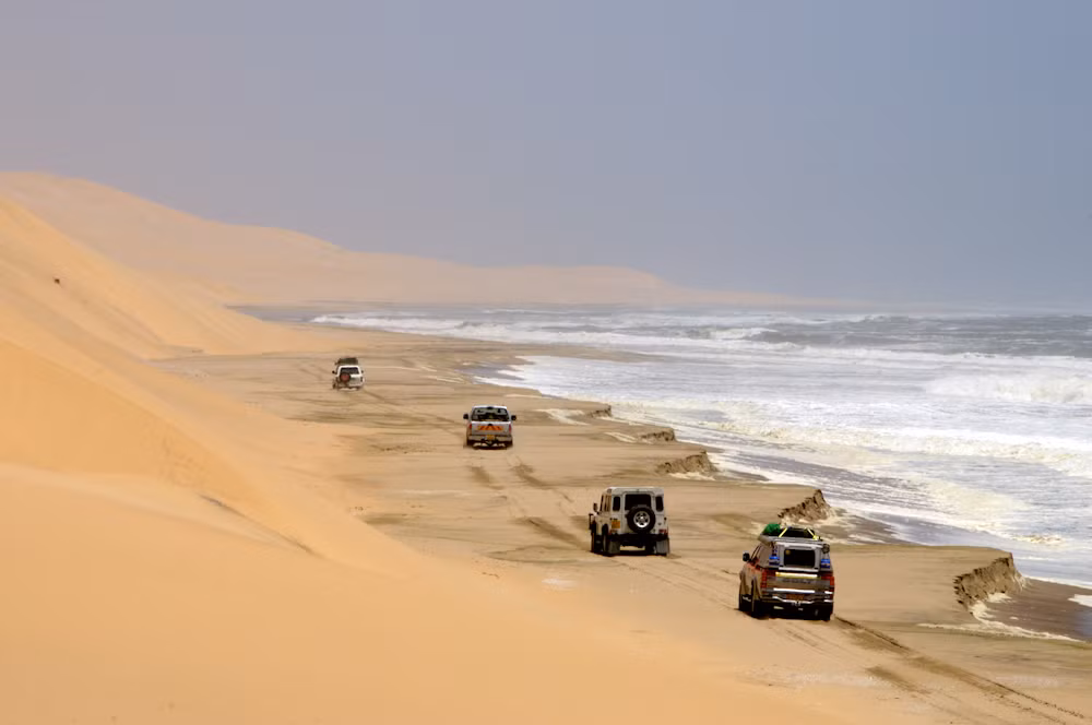 Bờ biển Skeleton, Namibia: Một trải nghiệm thú vị trên cung đường mòn mà một bên là sa mạc, một bên là biển.