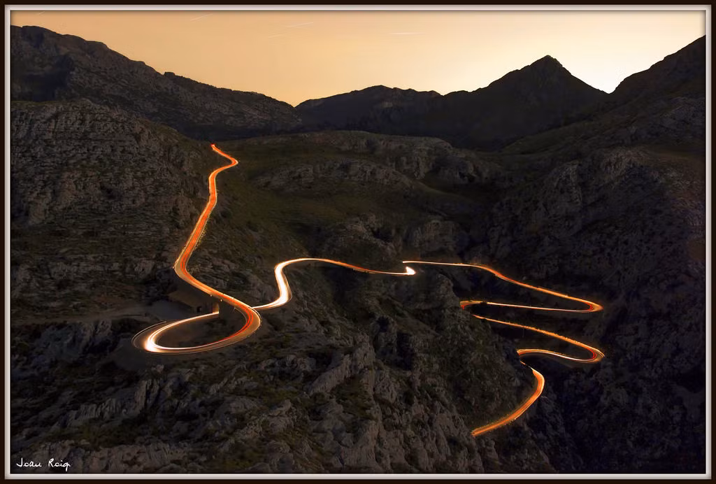Carretera de Sa Calobra, Mallorca: Cung đường hiểm trở với rất nhiều khúc cua liên tục này có điểm đặc biệt nhất đó là từ điểm xuất phát bạn có thể thấy được điểm kết thúc của con đường phía dưới chân đồi,