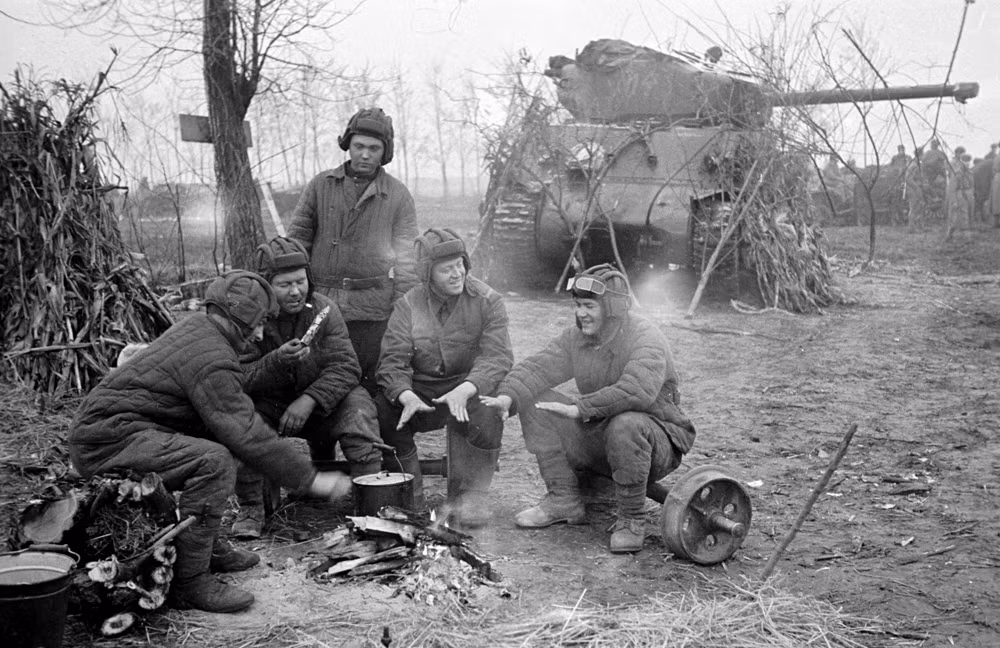 Câu chuyện này còn được biết tới với tên gọi phổ biến là “Đạo luật Lend-Lease” được Tổng thống Mỹ Roosevelt ký ngày 11/3/1941 - ở thời điểm cuộc chiến tranh thế giới bước vào giai đoạn khốc liệt. Một trong những mục tiêu chính của đạo luật là cho phép nước Mỹ cung cấp các loại vũ khí hiện đại cho các quốc gia như Liên Xô, Trung Quốc và nhiều nước khác theo nhiều hình thức đa dạng gồm cả viện trợ không hoàn lại. Nguồn ảnh: RBTH