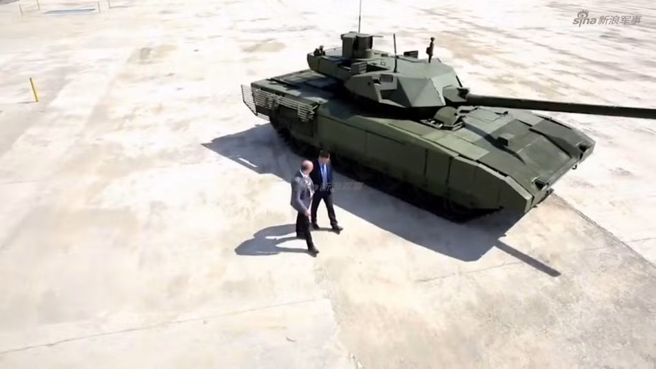 Ngoài ra họ còn tới hàng ngàn xe tăng T-72 các phiên bản đã tương đối cao tuổi dù được hiện đại hóa nhẹ. Số T-14 Armata sắp mua chính là nhằm thay thế những cỗ chiến xa này.