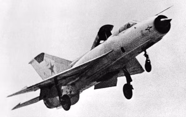 B. F. Orlov kể: “Cất và hạ cánh trên chiếc máy bay này đã không đơn giản chút nào. Dòng khí thổi ra của các động cơ nâng khi ở mặt đất tỏa ra xung quanh, tạo ra hiệu ứng hút dưới cánh. Khi tốc độ và độ cao thay đổi thì ảnh hưởng của dòng khí cũng khác đi đối với lực nâng máy bay, cả đối với độ ổn định và khả năng điều khiển máy bay. Nếu như khi cất cánh khó khăn ít hơn, chỉ là sự lấy cân bằng không lớn lắm khi phải giữ cần lái cố định, mà việc giữ nó sau khi rời mặt đất không phải là khó lắm, thì khi hạ cánh sự “hút” này tạo thêm sự giảm độ cao nhanh hơn và mức độ phanh cũng như vậy. Vì vậy ngay trước khi hạ cánh đã phải tăng lực đẩy của các động cơ chính đến mức “cao nhất”, và đôi khi thậm chí phải mở tăng tốc”. Nguồn ảnh: airwar