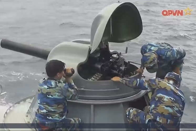 Pháo có cơ cấu xoay với 6 nòng được làm mát liên tục bằng nước, hộp tiếp đạn dạng băng tự động và một cơ cấu khóa nòng cơ khí để nạp đạn và hất vỏ đạn sau khi bắn. Tốc độ bắn của pháo AK-630 và AK-630M khoảng 5.000 đến 6.000 viên/phút. Tầm bắn hiệu quả với mục tiêu trên không là 4.000m, mục tiêu mặt nước là 5.000m, tầm bắn tối đa có thể đến 5.000 (đạn bay hết quãng đường sẽ tự hủy). Nguồn ảnh: Kênh QPVN