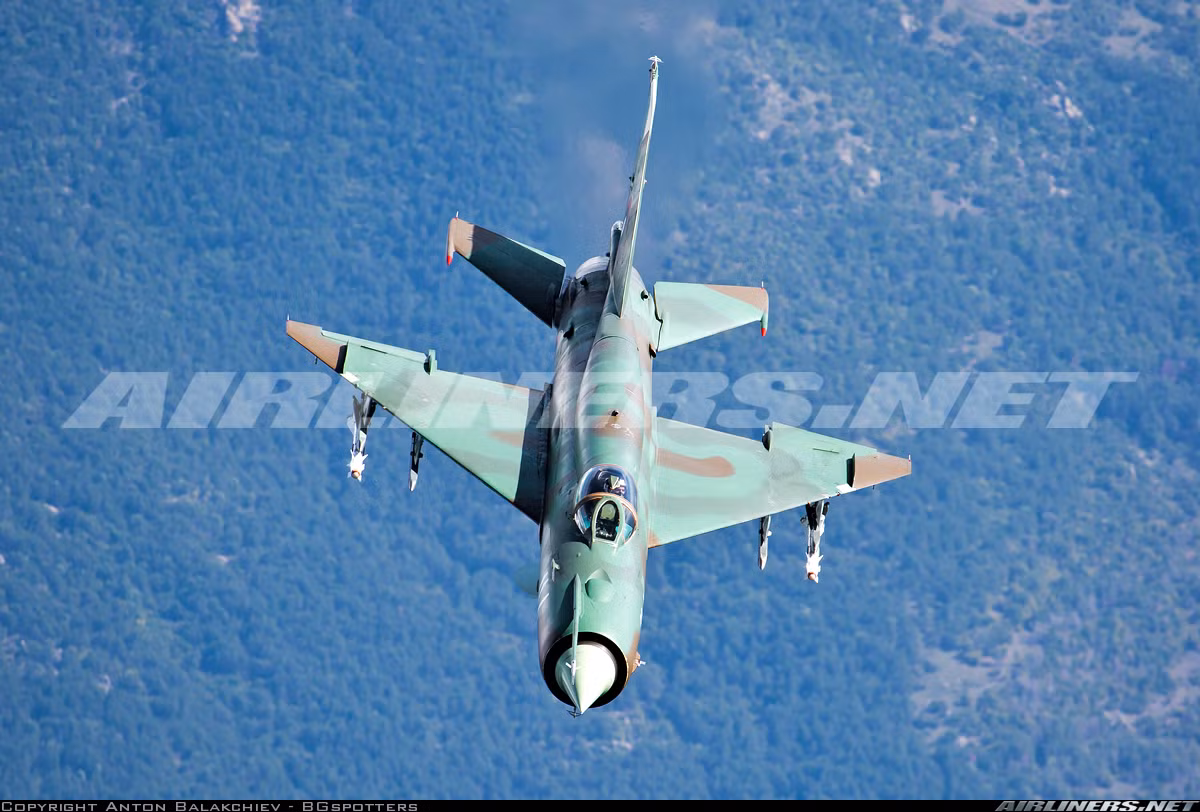 Ngoài động cơ tuốc bin phản lực có tăng tốc TRDF dành cho tiêm kích MiG-21bis, người ta đã hoàn thiện hệ thống nhiên liệu, các điểm dự trữ đã được tìm ra (chủ yếu nhờ thùng dầu phụ) đã cho phép tăng dung tích hệ thống nhiên liệu thêm gần 239 lít, do đó bù trừ được phần mất tầm bay xa do tiêu hao nhiên liệu đã tăng lên. Nguồn ảnh: Airlines.net