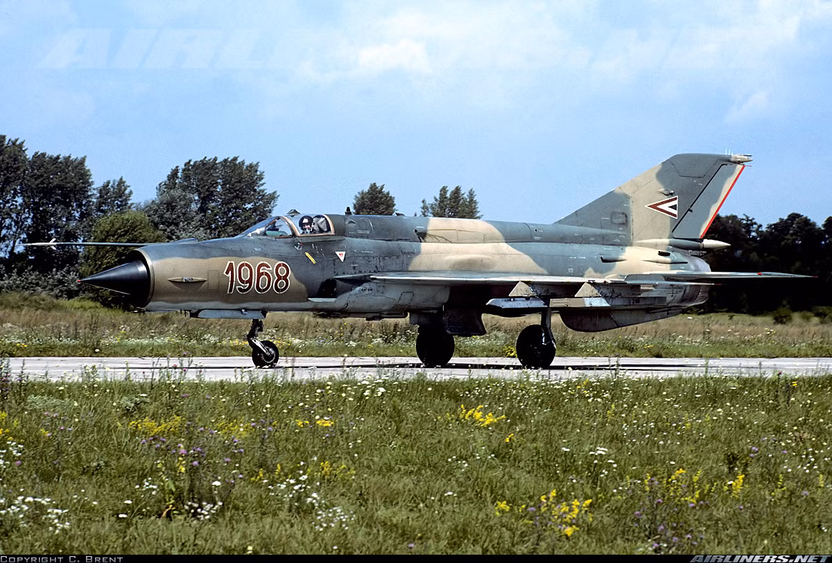 So với các biến thể trước của MiG-21, máy bay tiêm kích MiG-21bis được cải tiến cánh, thiết bị trên máy bay được hoàn thiện thêm, tăng đáng kể danh sách vũ khí. Nguồn ảnh: Airlines.net