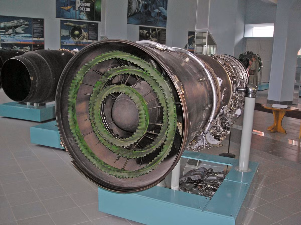 Phải ghi nhận công sức của các nhà sản xuất động cơ MKB Soyuz, họ đã hoàn thành nhiệm vụ. R25-300 đã tạo ra lực đẩy ở chế độ khẩn cấp 7.100 KG, còn khi tăng tốc cấp một– 6.850 KG. Vẫn giữ nguyên kích thước của mẫu động cơ trước đó, trọng lượng khô của động cơ tăng không đáng kể và đã không vượt quá 1.215Kg. Nguồn ảnh: airforce.ru