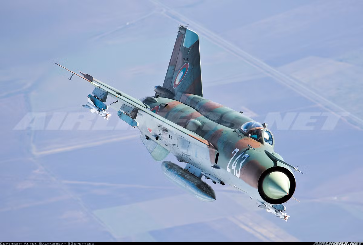 Năm 1972 nhà máy hàng không ở thành phố Gorkiy đã chế tạo 35 chiếc tiêm kích đánh chặn MiG-21bis đầu tiên, và ngay trong năm đó máy bay được đưa vào trang bị. Nguồn ảnh: Airlines.net