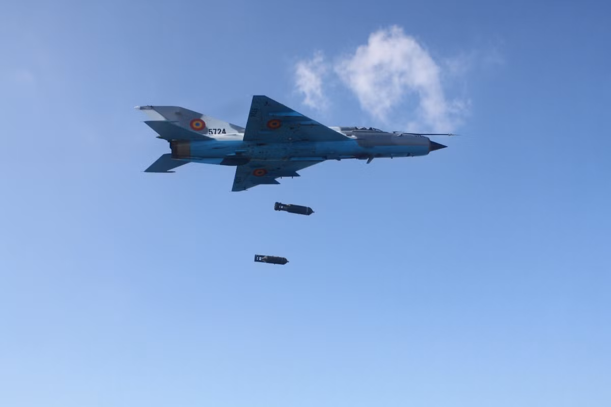 Tải trọng vũ khí của tiêm kích MiG-21bis khoảng 1,3 tấn cho phép triển khai đến 4 tên lửa không đối không tầm nhiệt K-13M, RS-2US, R-3S, R-3R, R-60 và R-60M; hoặc có thể mang rocket cỡ 57 và 240mm hoặc các loại bom rơi tự do cỡ 500kg. 4 giá treo có thể cho phép mang “pháo thuyền” (gun pod), máy ảnh hàng không các phương tiện trinh sát vô tuyến điện tử. Trong thân máy bay được bố trí một khẩu pháo hàng không GSh-23L cỡ 23mm với kho đạn 200 viên. Nguồn ảnh: Wikipedia
