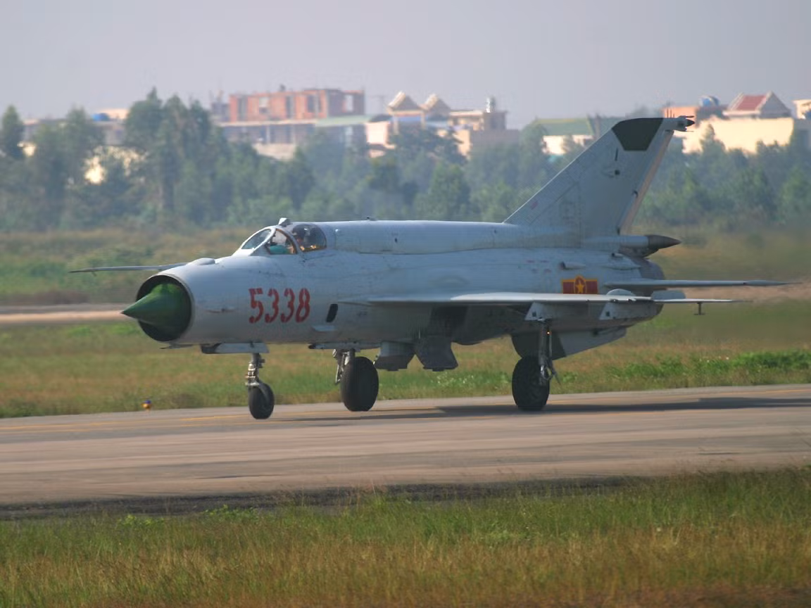 Phải ghi nhận, rằng cho đến thời điểm này thực chất toàn bộ dự trữ của máy bay MiG-21, kể cả các khoang bên trong thân đã cạn kiệt. Trình độ công nghệ chế tạo dụng cụ đo lường và cơ sở linh kiện của thiết bị vô tuyến điện tử hàng không khi đó đã không cho phép cải thiện đáng kể các thông số của máy ngắm radar có kích thước không lớn và mở rộng khả năng chiến đấu của máy bay. Chỉ có các tên lửa có điều khiển là ngoại lệ hiếm hoi, nhưng ngay trong lĩnh vực này sự lựa chọn cũng không phải là lớn. Nguồn ảnh: Richard