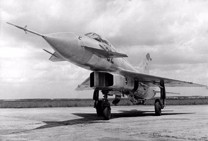 Nhìn sơ bộ thì thiết kế máy bay tiêm kích MiG E-8 “đi trước thời đại” với cánh mũi lớn và đặc biệt là hai cửa hút không khí dưới bụng máy bay. Không nhiều máy bay trên thế giới thời điểm những năm 1960 lại dùng thiết kế này. Nguồn ảnh: Pakistan Defence
