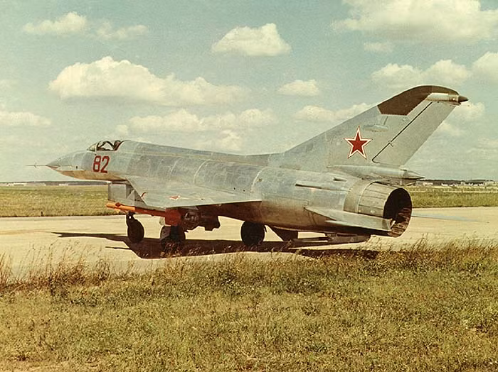 Nguyên mẫu đầu tiên của E-8 được chế tạo xong vào tháng 1/1962. Bộ trưởng công nghiệp hàng không ra lệnh chỉ định đội bay cho chiếc đầu tiên này gồm phi công chính G. Mosolov và dự bị A. Fedotov. Chuyến bay đầu tiên được thực hiện vào ngày 5/3/1962. Nguồn ảnh: testpilot