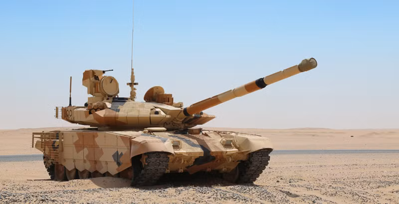 Xe tăng T-90MS được tích hợp hệ thống điều khiển hỏa lực nâng cấp với kính ngắm pháo thủ PNM Sosna-U; động cơ 1.130 mã lực; giá điều khiển vũ khí tự động UDP T05BV-1 lắp đại liên 7,62mm; giáp phản ứng nổ Relikt (vượt trội Kontakt-5); cải tiến độ an toàn của kho đạn dược...Nguồn ảnh: SouthFront