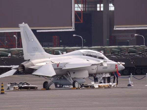 Đã xuất hiện một số hình ảnh tiêm kích FA-50PH mang tên lửa không đối không AIM-9 Sidewinder. Tuy nhiên, theo một số nguồn tin, tên lửa AIM-9 vốn là của các máy bay F-5 đã nghỉ hưu, được đem ra lắp cho “oai”, không thể chiến đấu. Nguồn ảnh: Update.ph