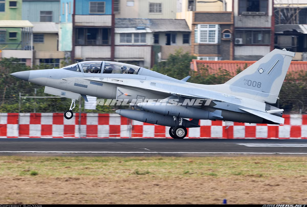 FA-50PH có khả năng mang được 3,7 tấn vũ khí gồm: tên lửa không đối không (AIM-9 và AIM-120); tên lửa không đối đất Maverick và tương lai có thể là Taurus KEPD 350; bom không điều khiển Mk 82/83, CBU-97; bom thông minh Spice hoặc JDAM. Nguồn ảnh: Airlines.net