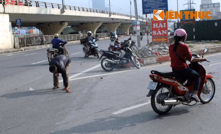 Xe tai keo le xe may vao gam, mot phu nu tu vong-Hinh-4