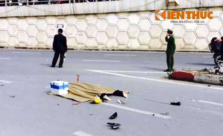 Xe tai keo le xe may vao gam, mot phu nu tu vong-Hinh-2