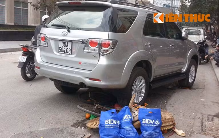 Xe hop chen nat chan nguoi phu nu ban hang rong-Hinh-2