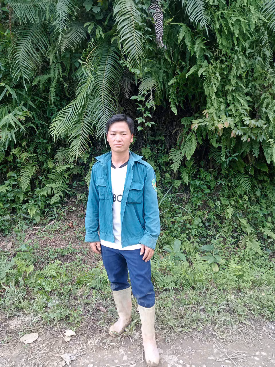 Anh Chứ cho biết thêm, tới 9h, lúc này mưa vẫn không ngừng trút xuống, anh liền quyết định di tản toàn bộ 17 hộ dân với 115 người trong thôn lên một quả núi cách thôn 1km. Việc di tản diễn ra nhanh nhất có thể, mọi người trong thôn trước đó cũng đã được chính quyền thông báo về việc này.
