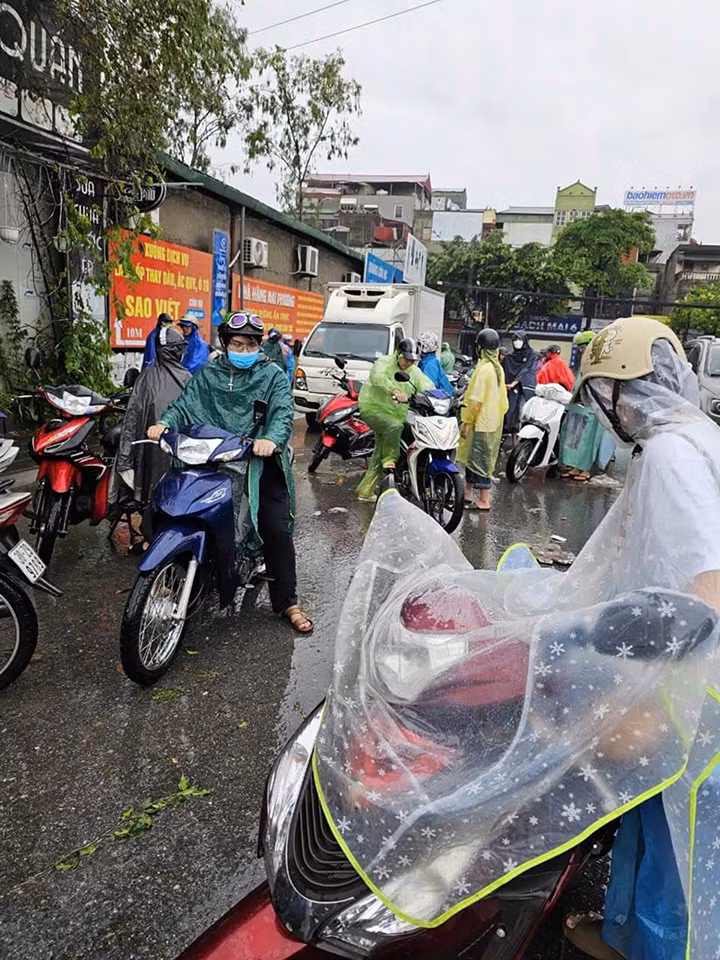 Nước ngập khiến nhiều phương tiện không thể đi lại được.