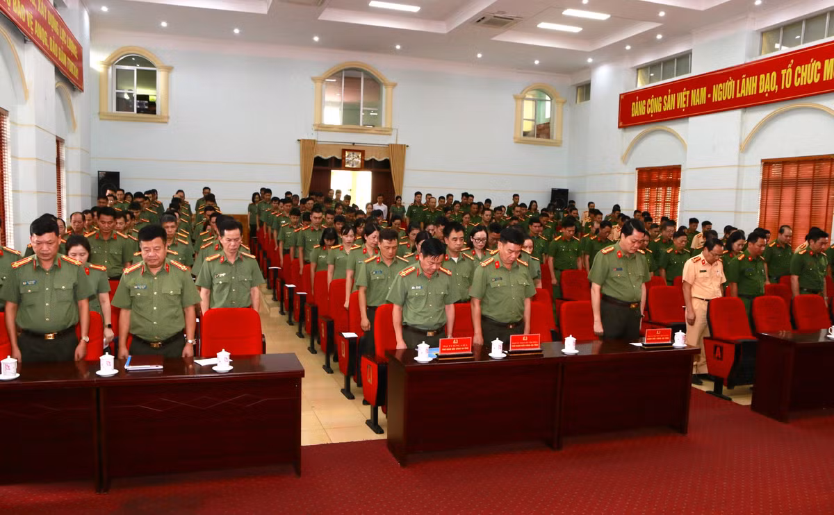 Cong an Lai Chau ung ho gan 500 trieu cho dong bao vung bao lu-Hinh-3