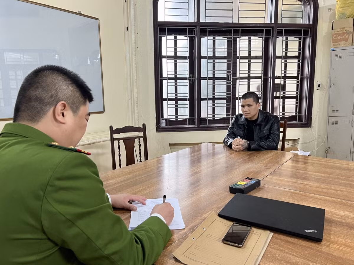 Trong vụ án này, Sơn là đối tượng có vai trò chủ mưu. Được biết, Sơn vốn là trẻ mồ côi được nhận nuôi. Tuy nhiên, khi ý thức được mình là con nuôi, Sơn đã thay đổi, bỏ học, bỏ nhà đi lang bạt và nhiều lần phạm tội. Trong số 5 đối tượng, Công an tỉnh Hưng Yên đã bắt giữ thành công 4 tên. Riêng đối tượng tên Điển sau thời gian truy xét chưa xác định được nơi lẩn trốn nên cơ quan công an đã tách riêng, ra quyết định truy nã.