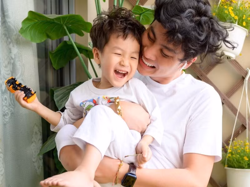 Ông xã của Lâm Khánh Chi vẫn luôn yêu thương con trai không phân biệt bé là con ruột của ai.