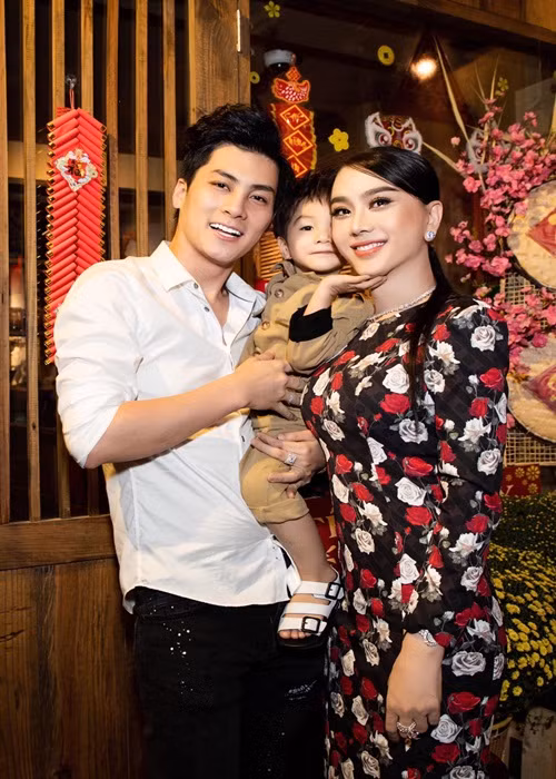 Nữ ca sĩ chuyển giới làm đám cưới đã được 4 năm.