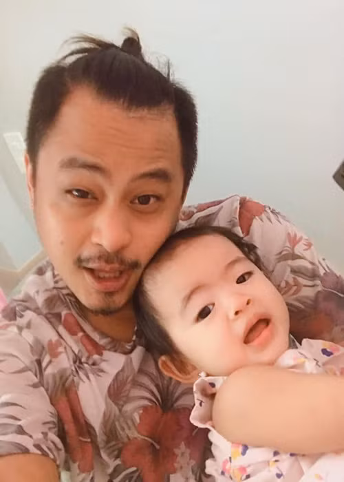Cách đây không lâu, La Thành gửi lời xin lỗi đến mẹ ruột và mẹ của con gái: "Đầu tiên con xin lỗi mẹ, vì suốt cuộc đời mẹ hy sinh cho con, con đã làm mẹ khổ theo vài năm nay, con rất hiểu những gì mẹ đã phải hy sinh cho con. Con xin lỗi mẹ rất nhiều. Đúng là con đã làm mẹ khổ theo rất nhiều năm nay con sẽ cố gắng vì một cuộc sống tốt hơn. Còn Tiên và bé Mĩ. Anh cám ơn em và con đã đến bên anh, đã vì anh cũng hy sinh thầm lặng. Mong sau này, cuộc sống chúng ta sẽ ổn hơn”.