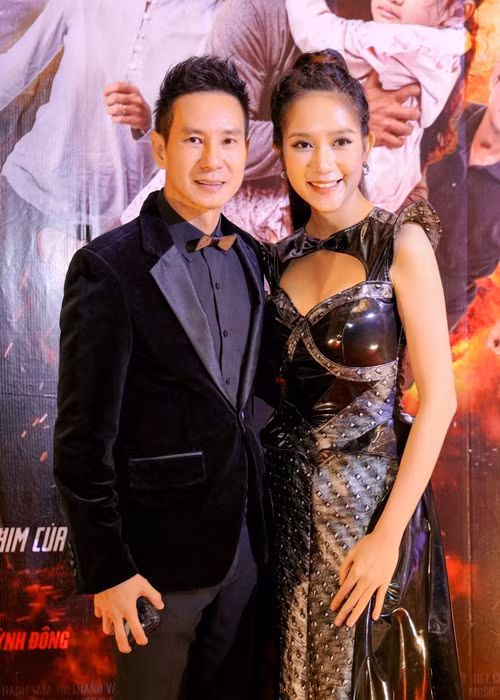 Từng 4 lần sinh nở, bà xã của Lý Hải vẫn giữ được vóc dáng thon gọn, ngày càng đẹp mặn mà.