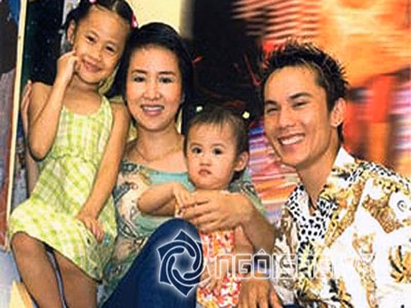  Ca sĩ Tú Dưa có con gái Linh Nhi vào năm 20 tuổi với bạn gái. Sau đó, anh kết hôn với “Nữ hoàng Wushu” Thúy Hiền. Trước khi chia tay, cả hai có hai cô con gái chung Ngân Hà và Lam Phương. Năm 2019, vợ cũ của Tú Dưa tái hôn. Ảnh: Gia đình Việt Nam